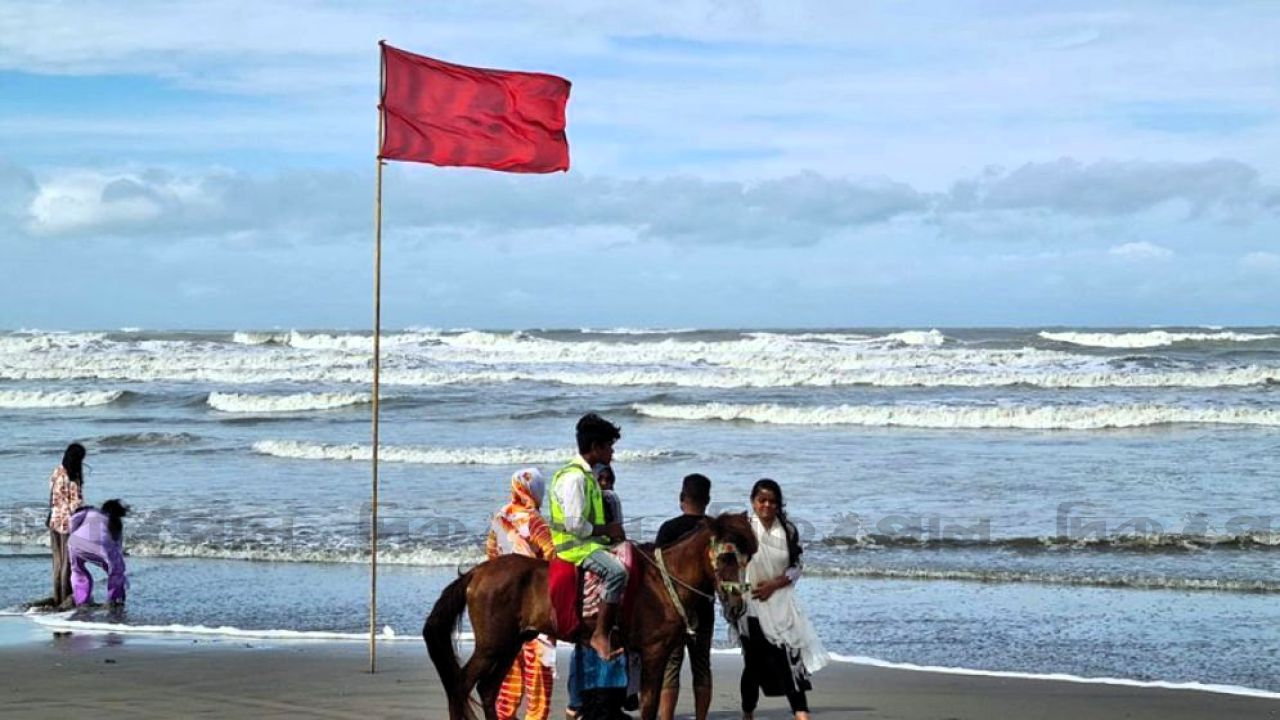 সাগরে লঘুচাপের প্রভাব চট্টগ্রামসহ চার বন্দরে ৩ নম্বর সতর্ক সংকেত