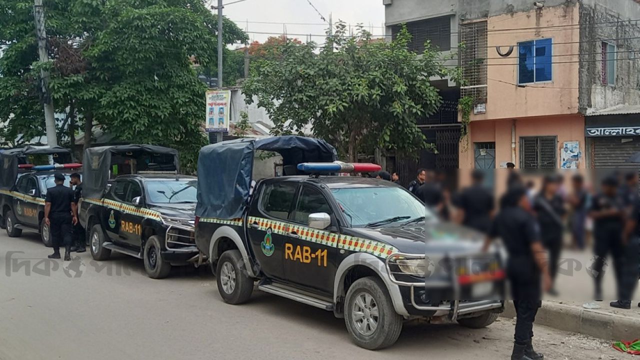 নারায়ণগঞ্জে র&zwj;্যাব কর্মকর্তাদের কুপিয়ে জখম