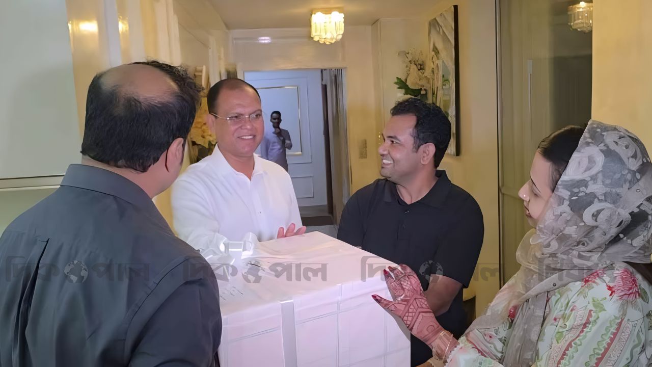 এবার প্রধানমন্ত্রীর পক্ষ থেকে উপহার পেলেন সেই নবদম্পতি 