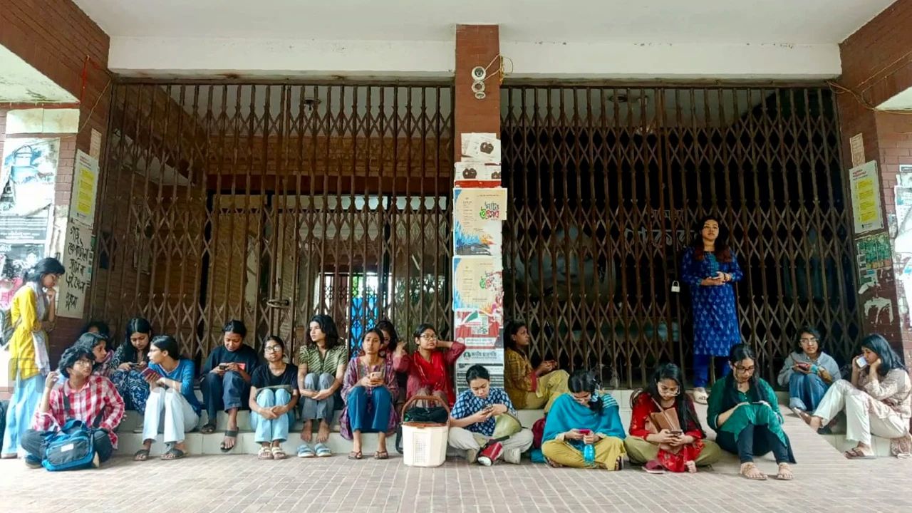 জাবিতে ধর্ষণচেষ্টা অভিযোগে উত্তাল ক্যাম্পাস, প্রশাসনিক ভবন ঘেরাও করে শিক্ষার্থীদের বিক্ষোভ