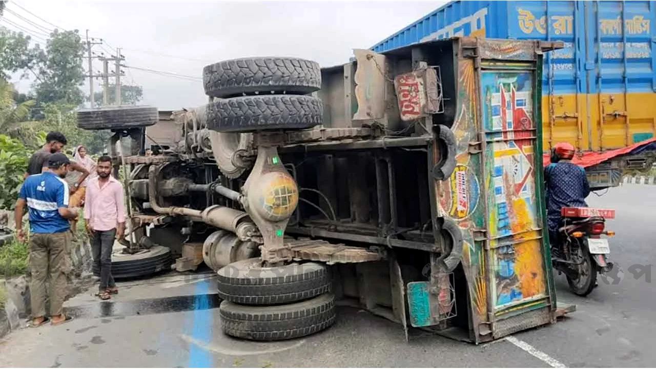 ঢাকা-টাঙ্গাইল মহাসড়কে ভয়াবহ দুর্ঘটনায় প্রাণহানি