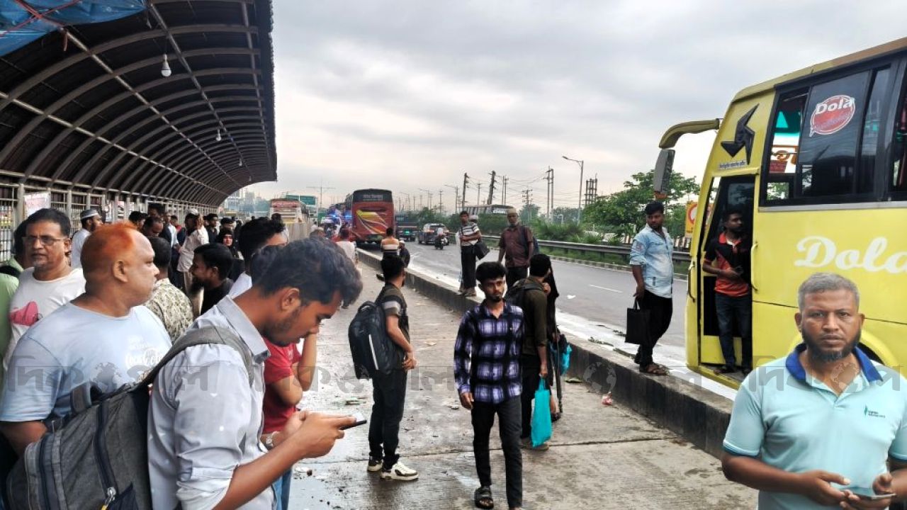 ঈদযাত্রায় সড়কে চাপ বাড়তেই অতিরিক্ত ভাড়া নেওয়ার অভিযোগ