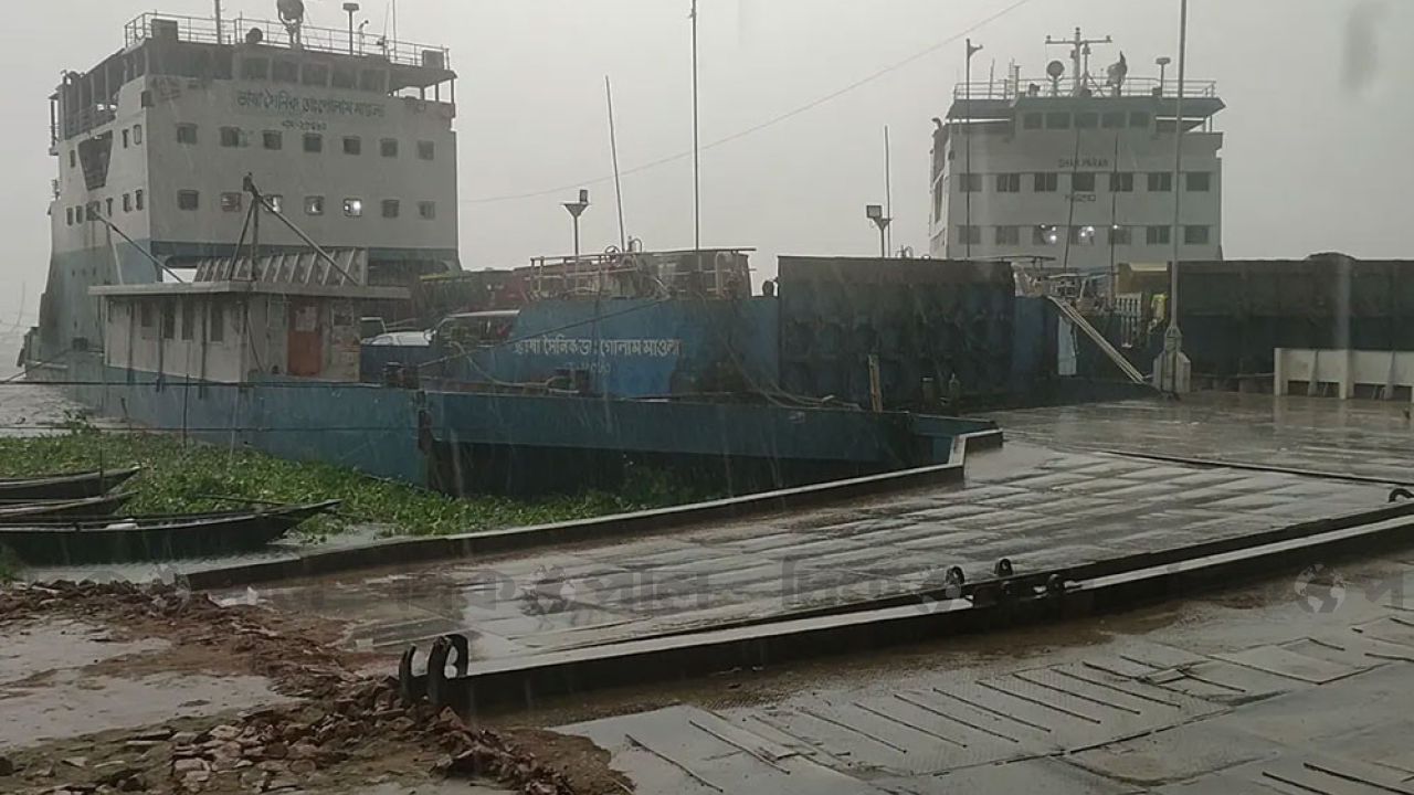 স্বাভাবিক হয়েছে পাটুরিয়া-দৌলতদিয়া নৌরুটের ফেরি চলাচল
