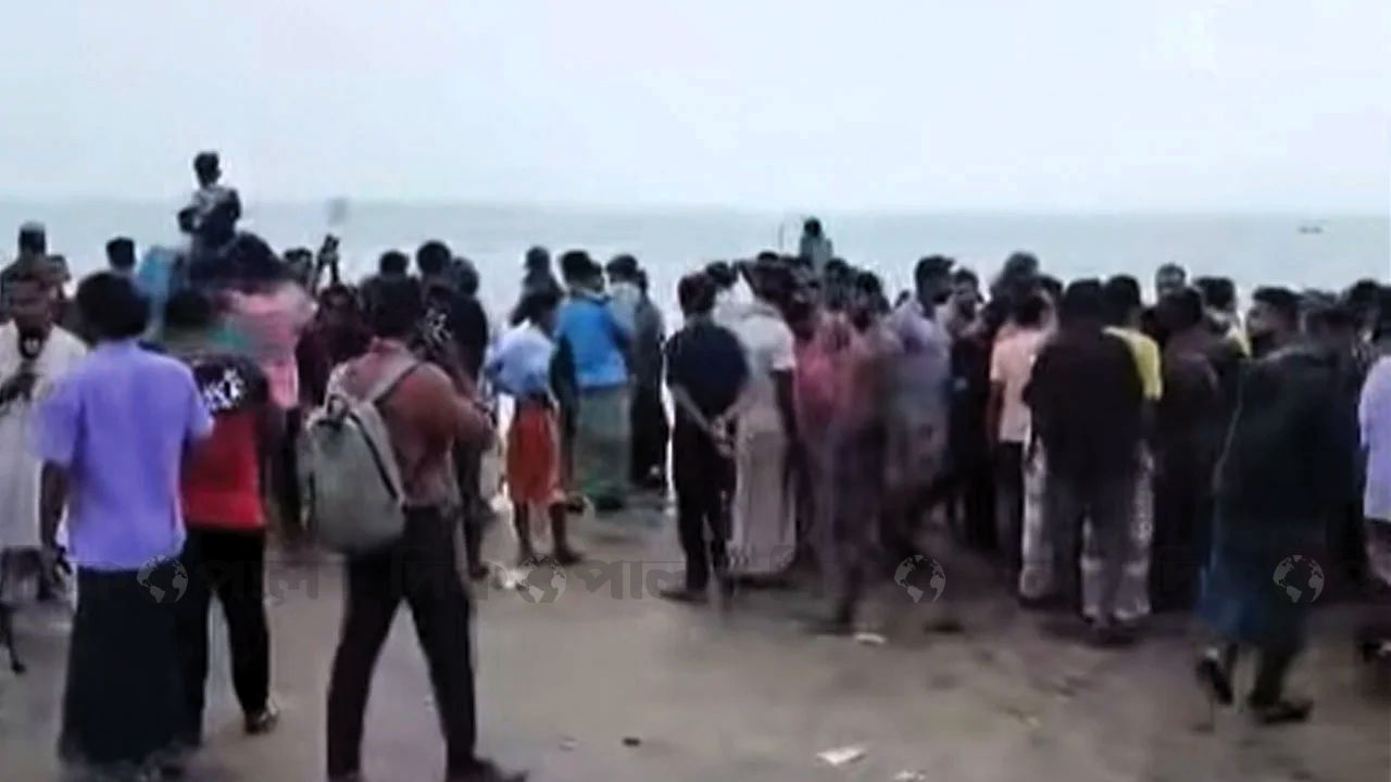দৌলতদিয়ায় নিয়ন্ত্রণ হারিয়ে পদ্মায় যাত্রীবাহী বাস