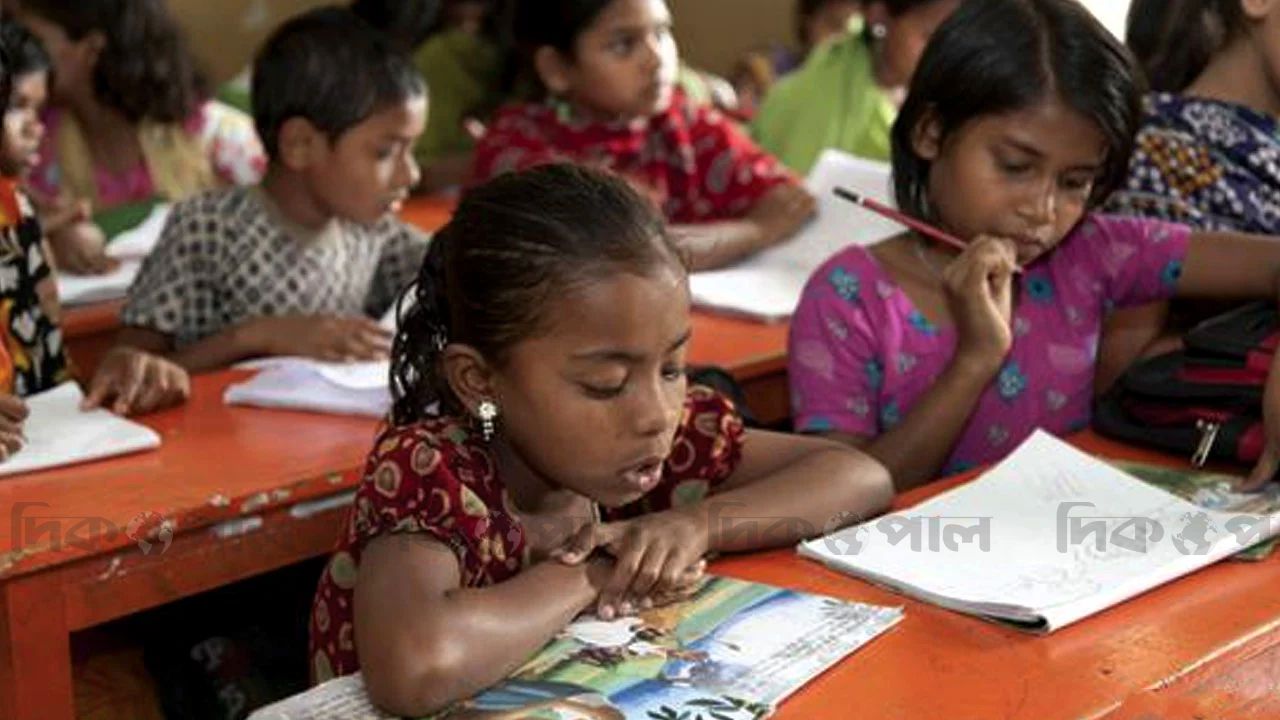 বস্তির শিশুদের শিক্ষার আলো নিভে যায় প্রাথমিকেই