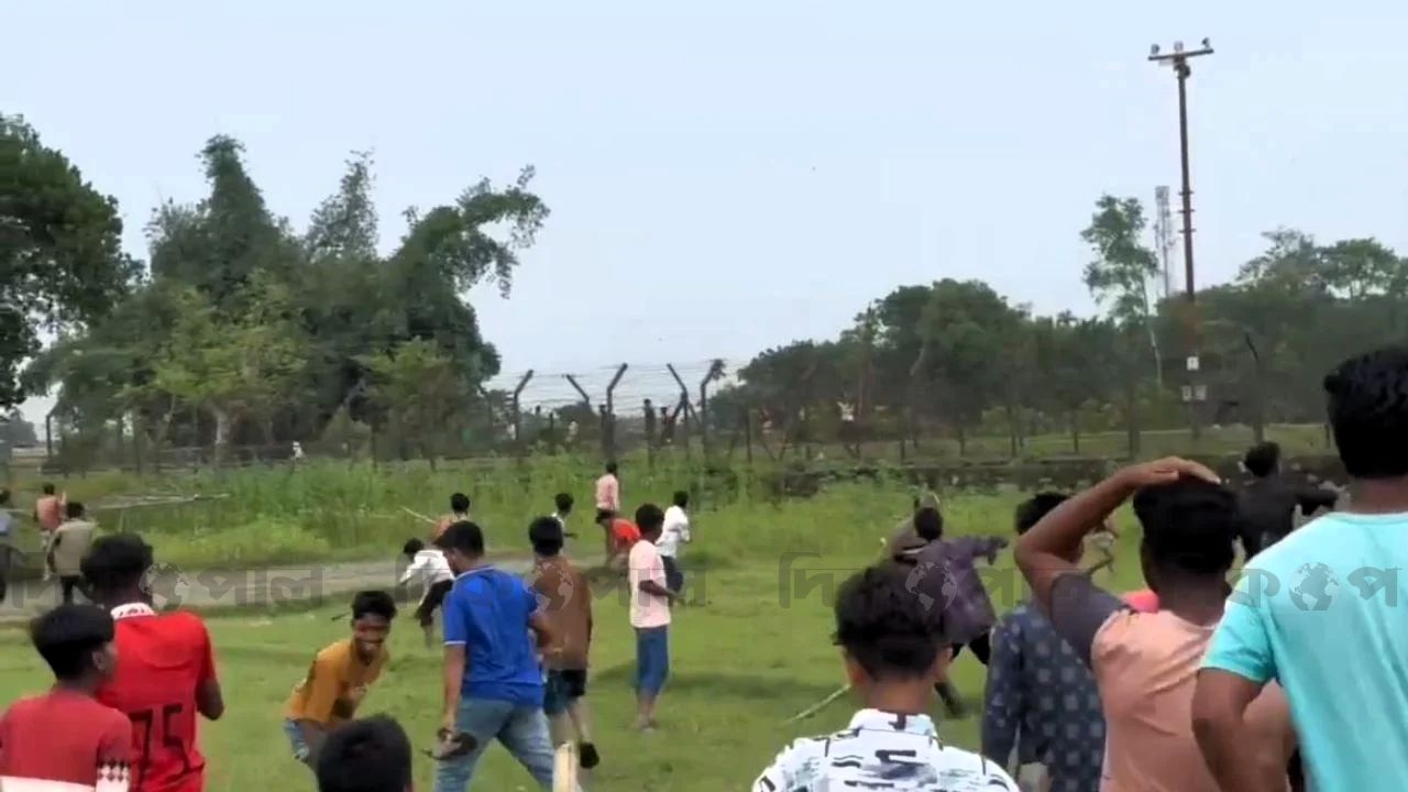 স্থানীয়দের তাড়া খেয়ে সীমান্ত এলাকা ছাড়ল ভারতীয়রা