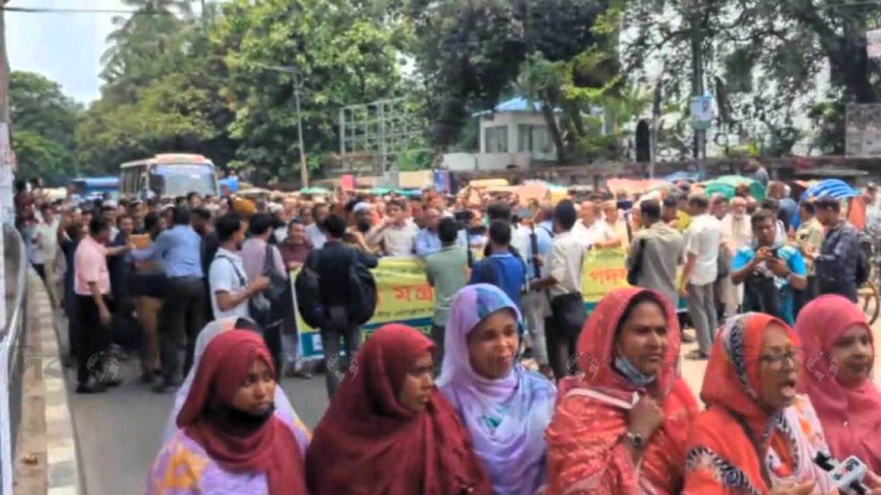 সচিবালয়ের সামনে নন-এমপিও শিক্ষকদের অবস্থান, ৩ জন আটক হওয়ার অভিযোগ