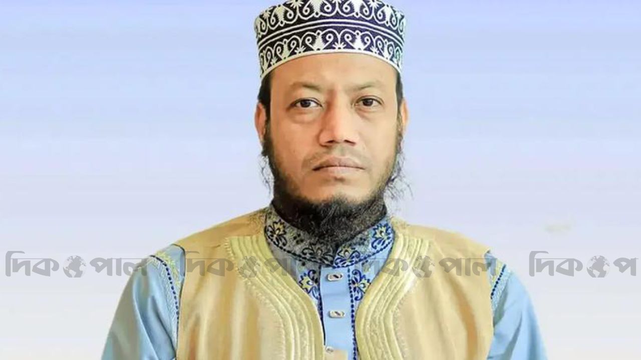 মানহানি মামলায় কুষ্টিয়া এমপি মুফতি আমির হামজার আদালতে আত্মসমর্পণ