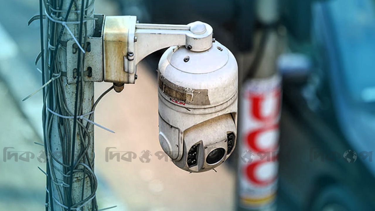 ঢাকার ১২০ মোড়ে এআই নজরদারি ক্যামেরা স্থাপন