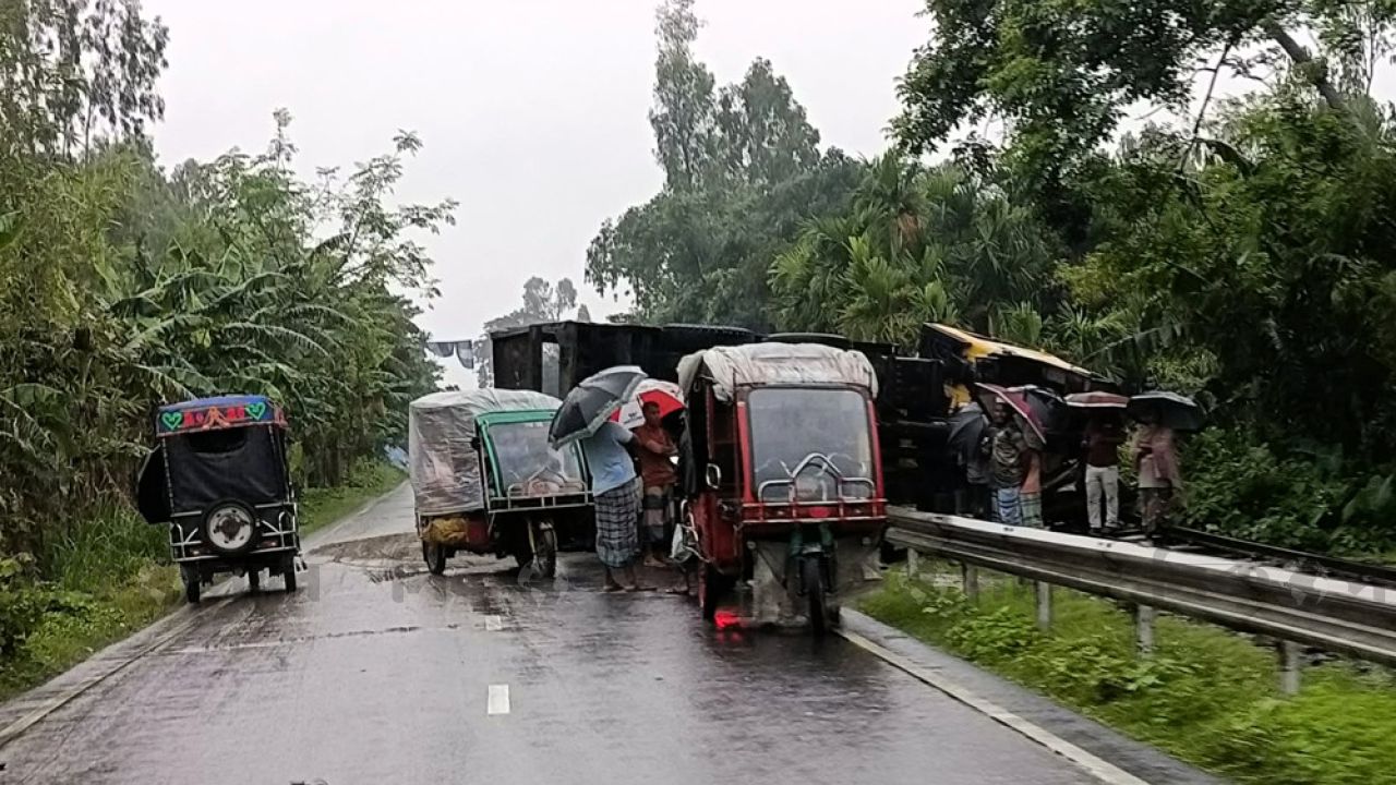 ট্রাক উল্টে রেললাইন বন্ধ, ভোগান্তিতে কুড়িগ্রাম এক্সপ্রেস যাত্রীরা