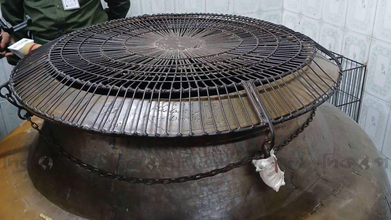 সিলেটের শাহজালাল মাজারের দানবাক্স সিলগালা করে নতুন বাক্স বসালো প্রশাসন
