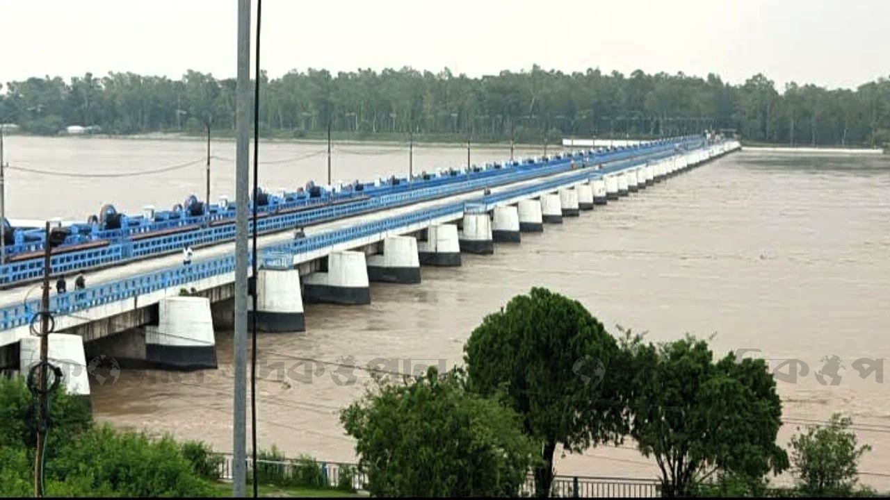 তিস্তা বিপৎসীমার দ্বারপ্রান্তে: পানি নিয়ন্ত্রণে খুলে দেওয়া হলো ৪৪ গেট, বাড়ছে বন্যার শঙ্কা