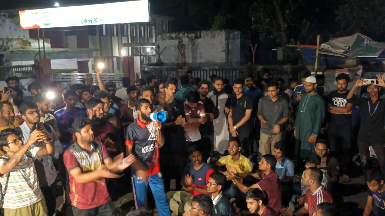 মেডিকেল শিক্ষার্থীর মুক্তির দাবিতে রংপুরে সড়ক অবরোধ