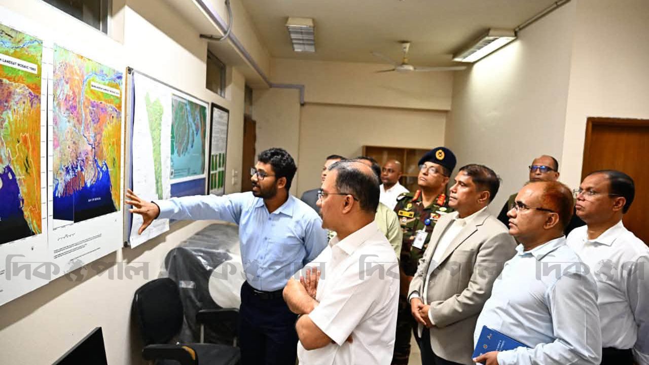 বাংলাদেশ মহাকাশ গবেষণা কার্যালয়ে প্রধানমন্ত্রীর আকস্মিক পরিদর্শন