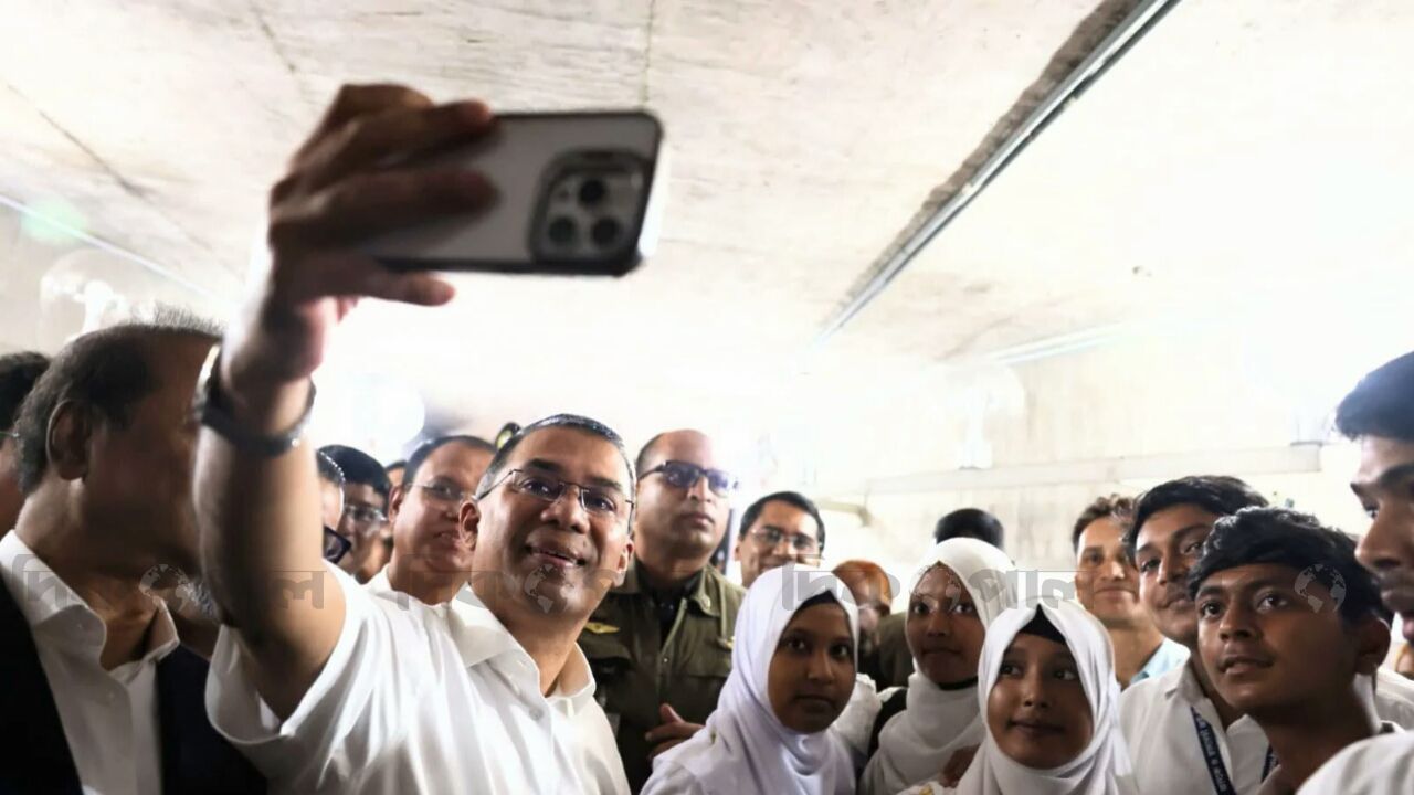 সংসদ ভবনে শিক্ষার্থীদের সঙ্গে প্রধানমন্ত্রী তারেক রহমানের সেলফি ও মধ্যাহ্নভোজ