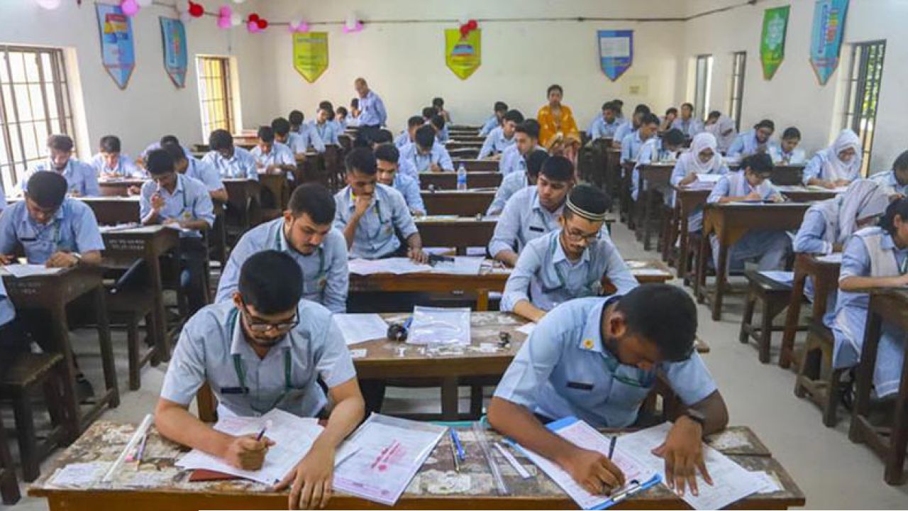 দুর্ঘটনায় কেন্দ্রে পৌঁছাতে দেরি হলেও পরীক্ষা দেওয়ার সুযোগ পাবেন এইচএসসি পরীক্ষার্থীরা