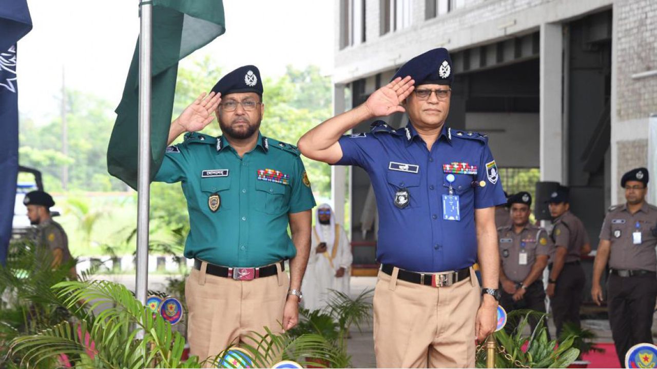 নতুন ইউনিফর্মে আনুষ্ঠানিক দায়িত্ব পালন শুরু বাংলাদেশ পুলিশের