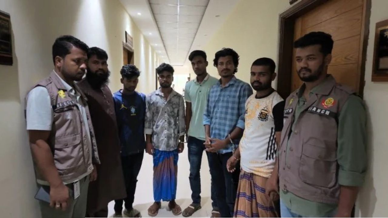 শায়খ আহমাদুল্লাহর নাম ভাঙিয়ে প্রতারণা, গ্রেপ্তার ৬