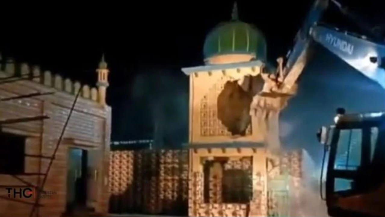 গুজরাটে আবারও ভাঙা হলো তিন মসজিদ, ছিল না আগাম নোটিশ