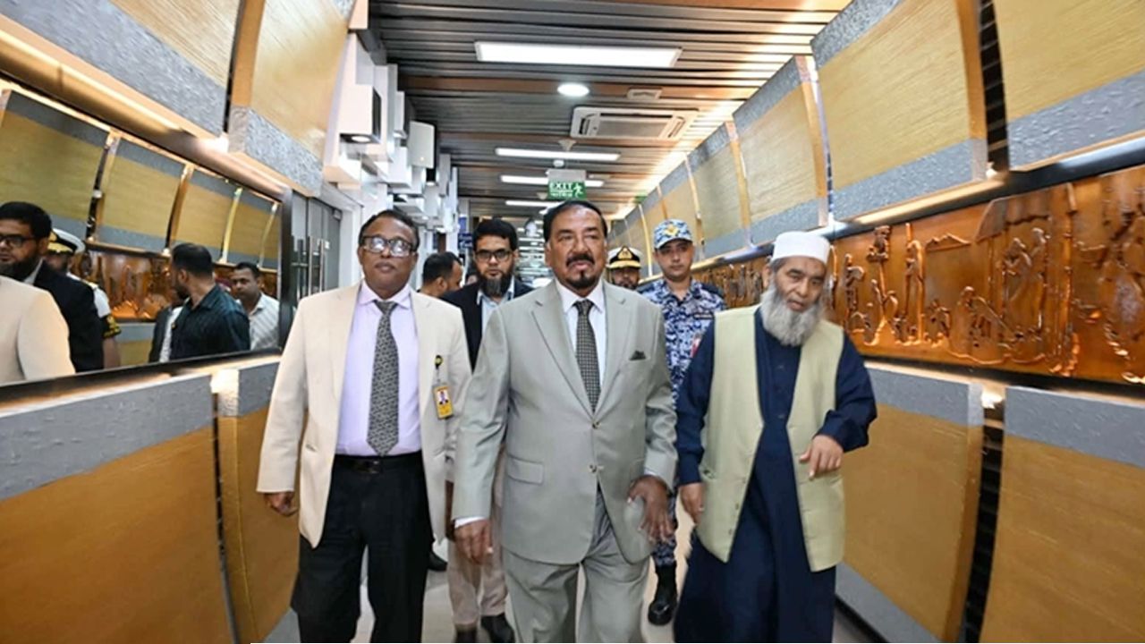 খামেনির রাষ্ট্রীয় জানাজায় যোগ দিতে তেহরানের পথে স্পিকার