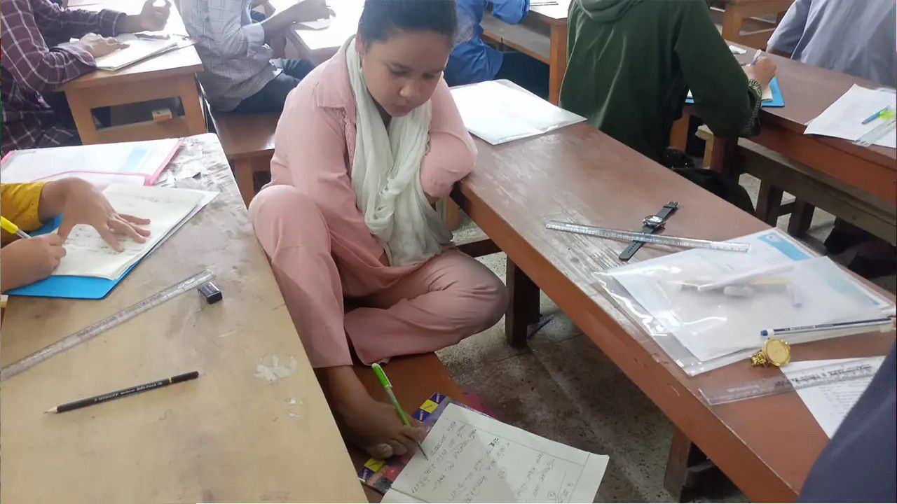 অদম্য ইচ্ছাশক্তি: হাত ছাড়াই পা দিয়ে লিখে এইচএসসি পরীক্ষা দিচ্ছে পলি রানী