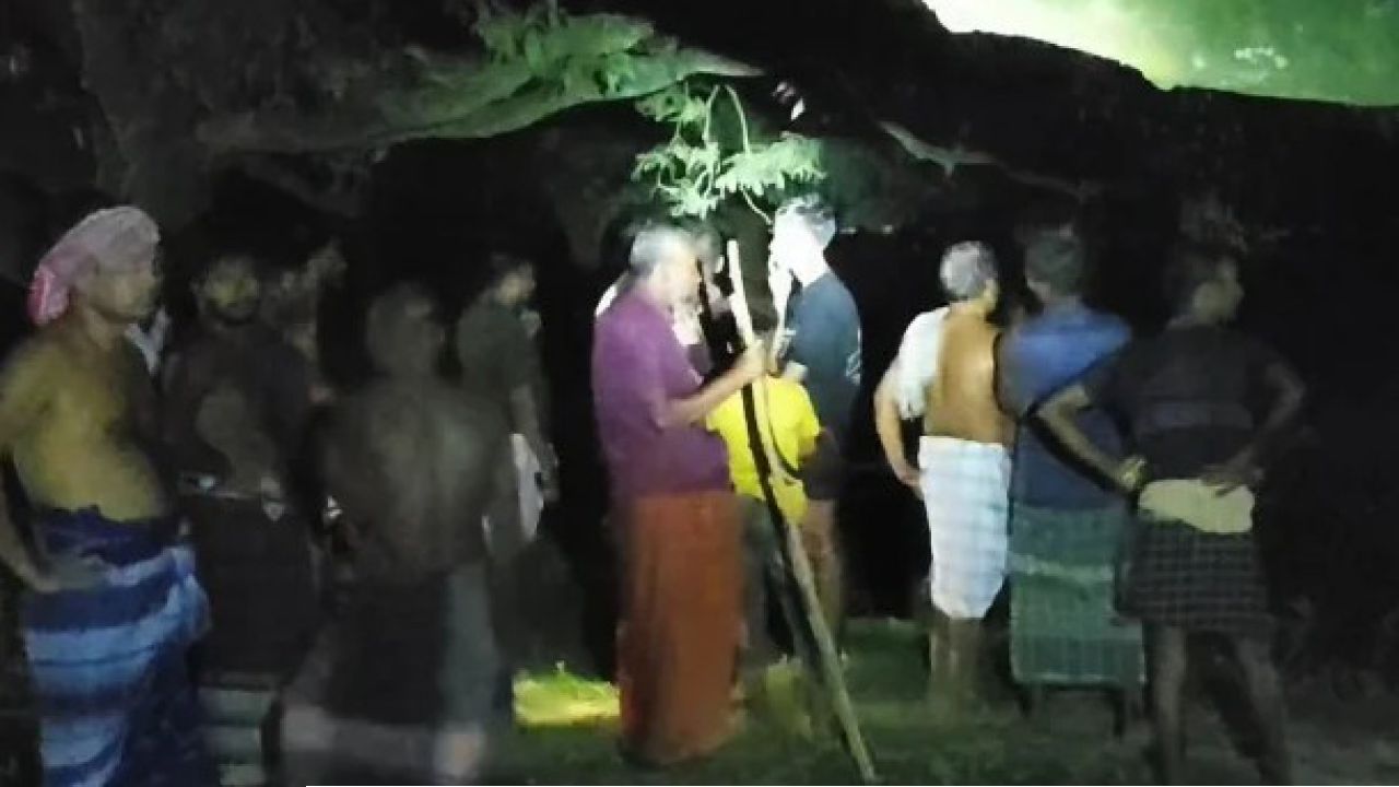 ফ্লাডলাইট নিভিয়ে পুশইনের চেষ্টা, সতর্ক বিজিবি-জনতা