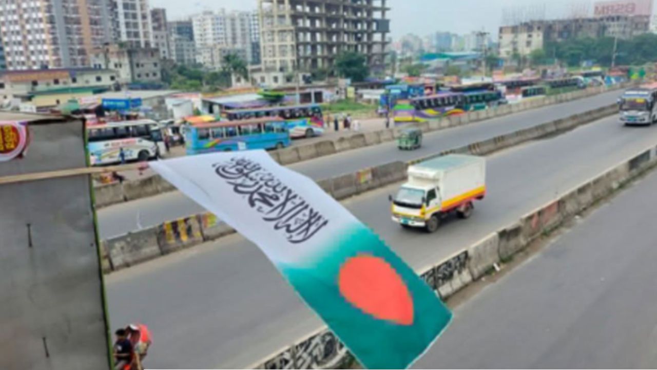 জাতীয় পতাকার নকশা বদলে বিক্রি, গ্রেপ্তার ২