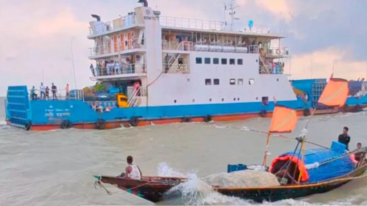 হাতিয়ার সঙ্গে সারাদেশের নৌ যোগাযোগ বন্ধ