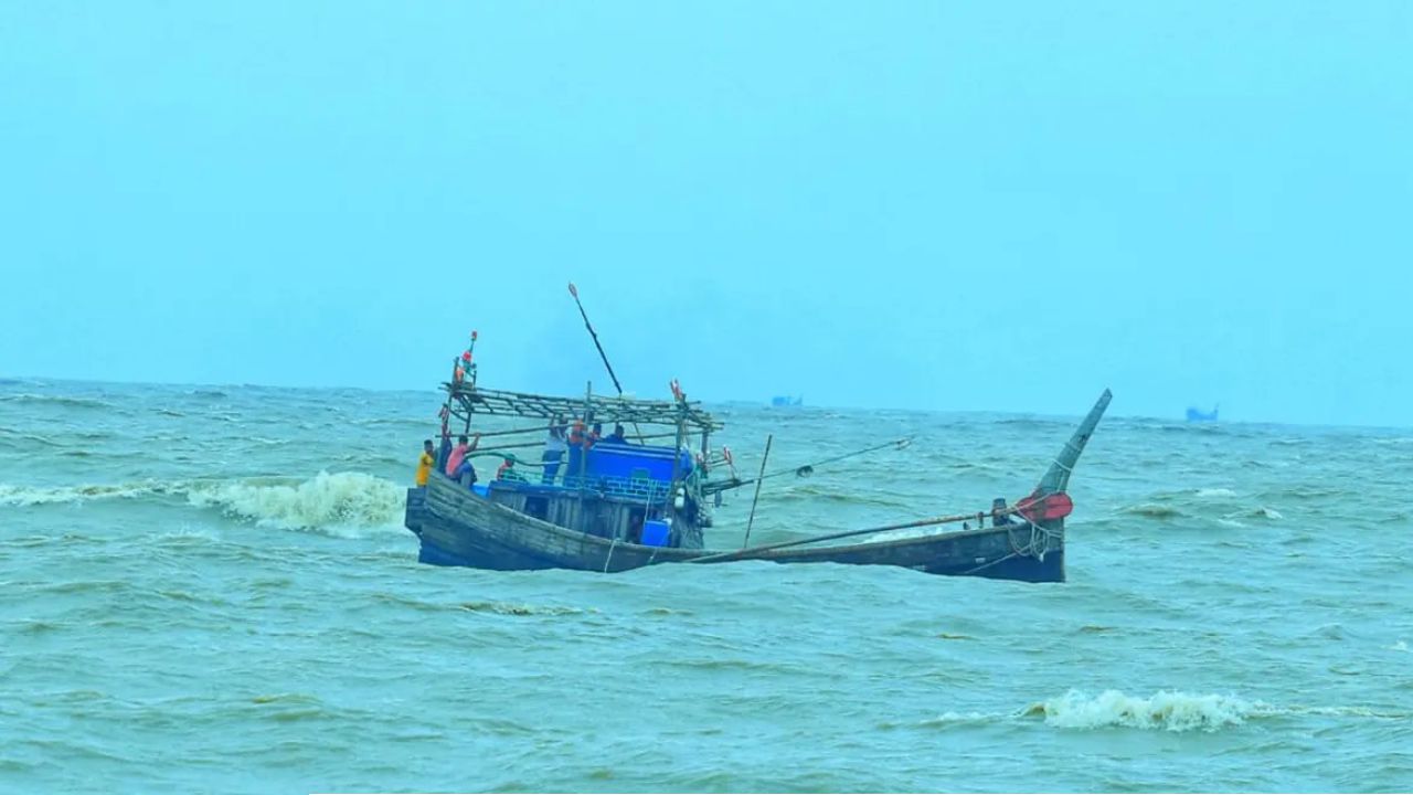 বৈরী আবহাওয়ায় সাগরে ট্রলারডুবি, নিখোঁজ ৬ জেলে