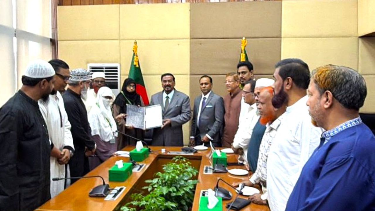 গণভোটের রায় বাস্তবায়নে স্পিকারের কাছে ১১ দলের স্মারকলিপি