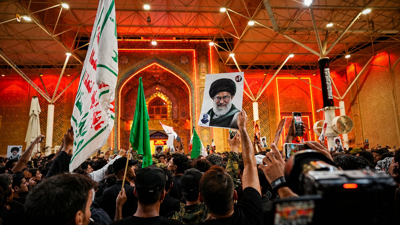 খামেনির শেষযাত্রায় ইরাকে জনস্রোত