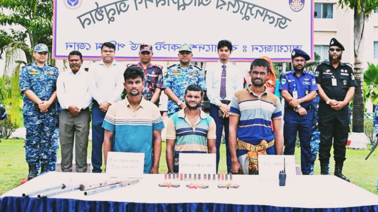 সুন্দরবনে কোস্ট গার্ডের অভিযানে আত্মসমর্পণ ৩ বনদস্যুর
