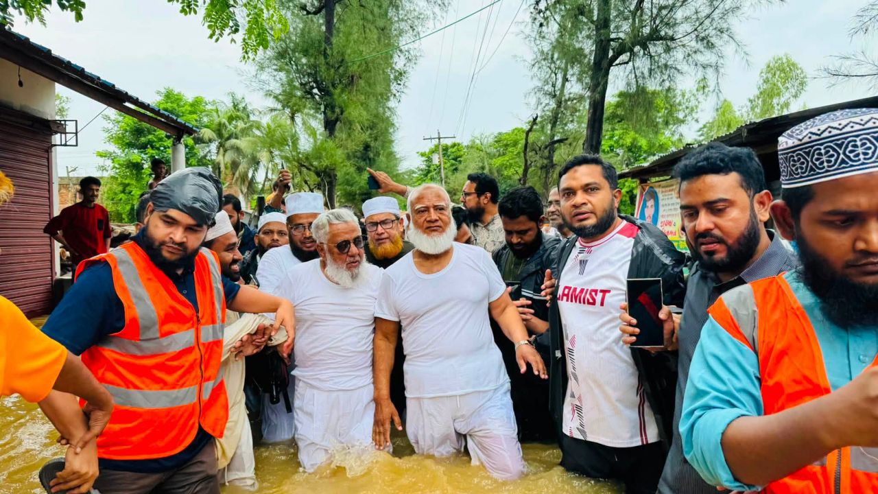 চট্টগ্রামের বন্যাদুর্গত মানুষের পাশে বিরোধীদলীয় নেতা ডা. শফিকুর রহমান