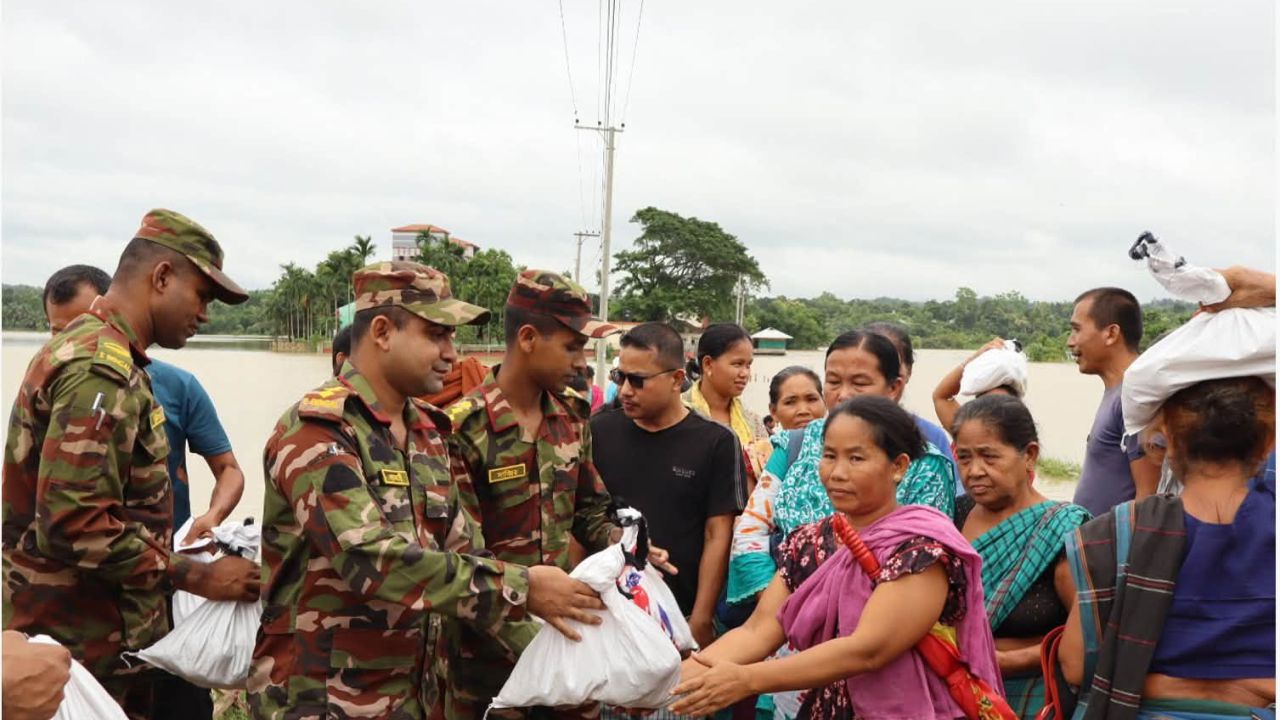 পার্বত্যাঞ্চলে বন্যা মোকাবিলায় মাঠে সেনাবাহিনী