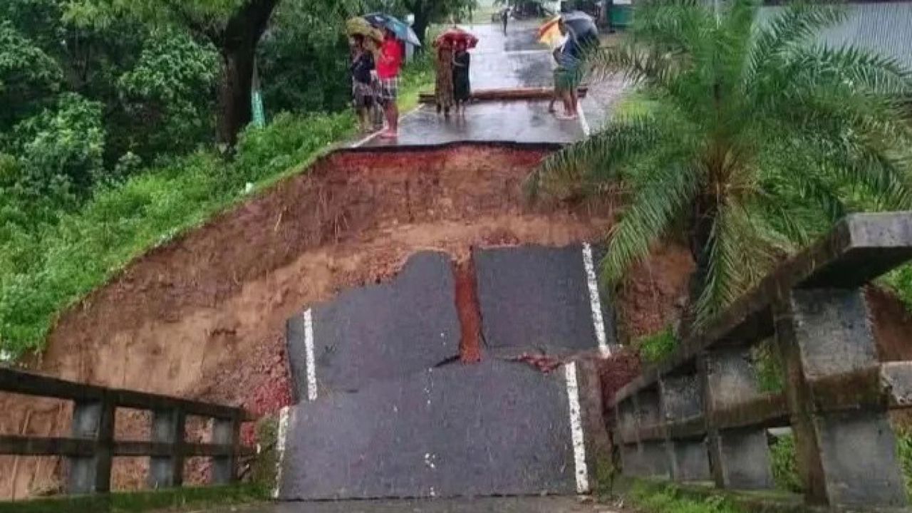 বন্যার স্রোতে সেতু ধস বিচ্ছিন্ন বান্দরবান রাঙ্গামাটি সড়ক