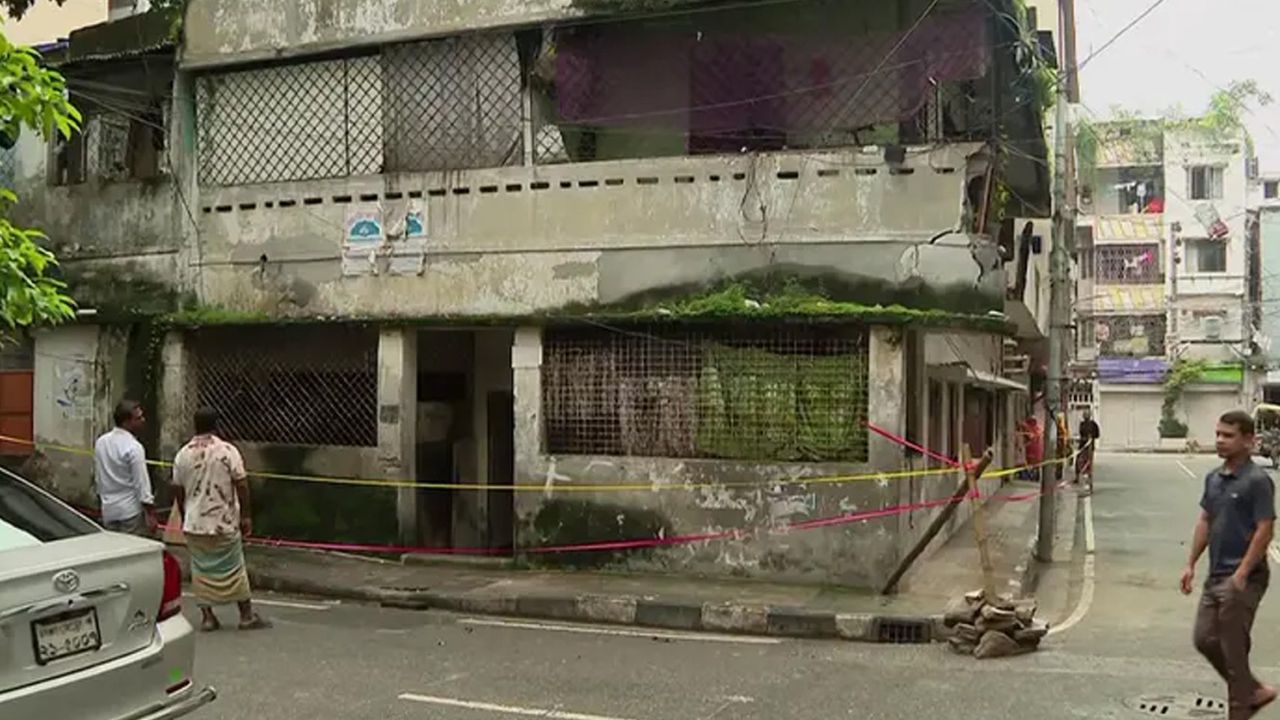 মোহাম্মদপুরে হেলে পড়েছে ভবন আতঙ্কে এলাকাবাসী