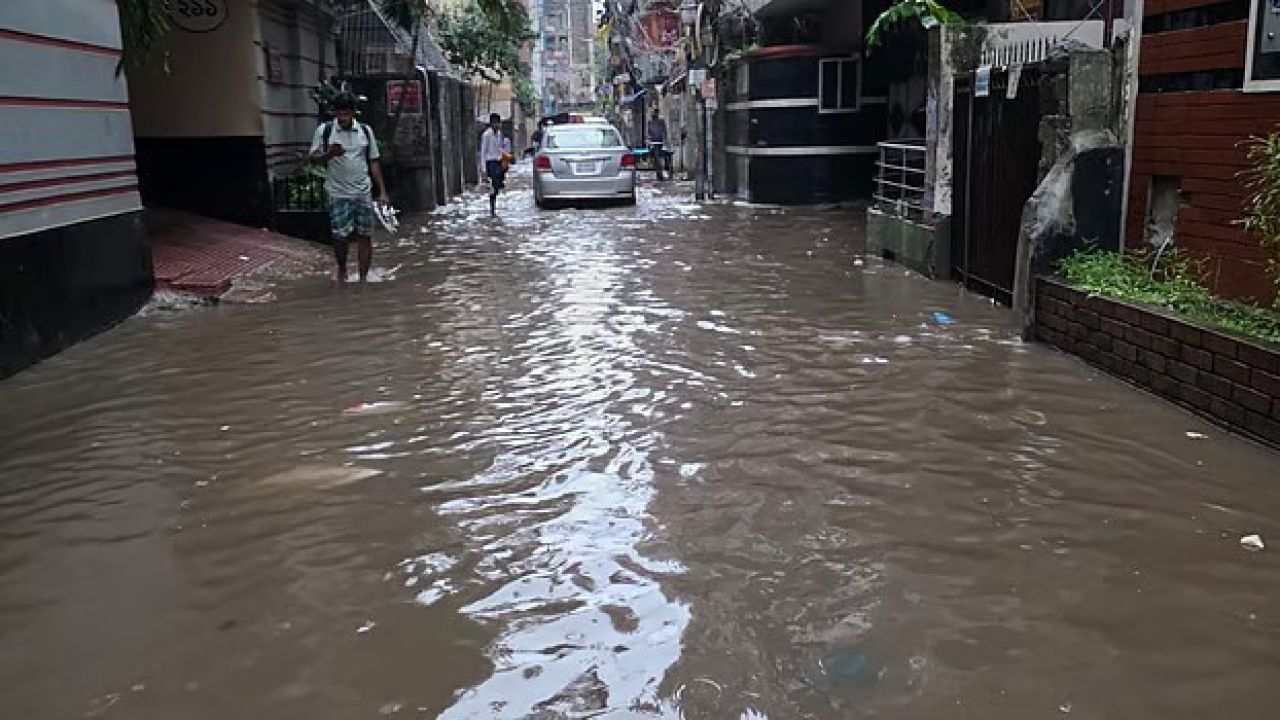  রাতভর বৃষ্টিতে ঢাকার বিভিন্ন সড়কে জলাবদ্ধতা
