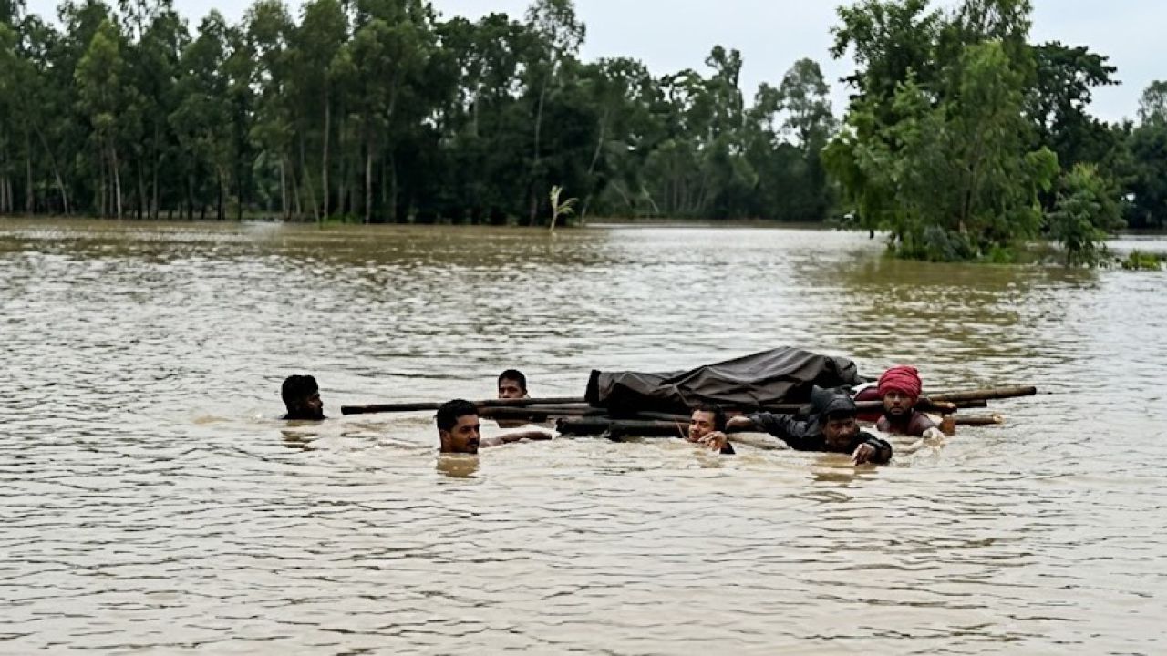 বুকসমান পানিতে ভেলায় ভাসিয়ে নেওয়া হলো মরদেহ