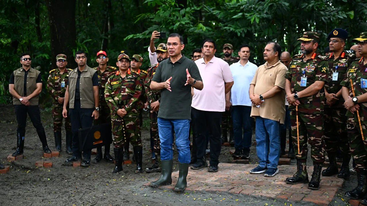 বাবুগঞ্জে সেনাবাহিনীর গ্রীষ্মকালীন মহড়া পরিদর্শন করলেন প্রধানমন্ত্রী