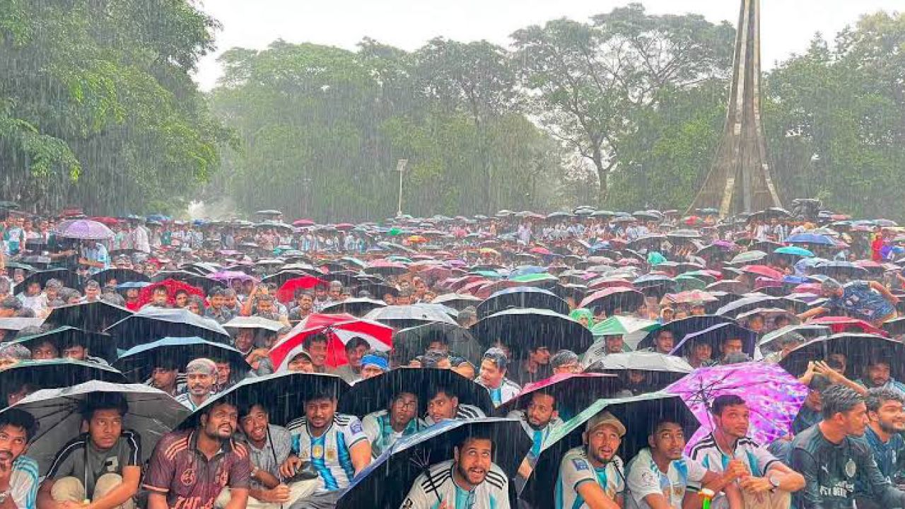 বিশ্বকাপের বড় পর্দা, পাশে বন্যার্ত মানুষের জন্য সহায়তার হাত