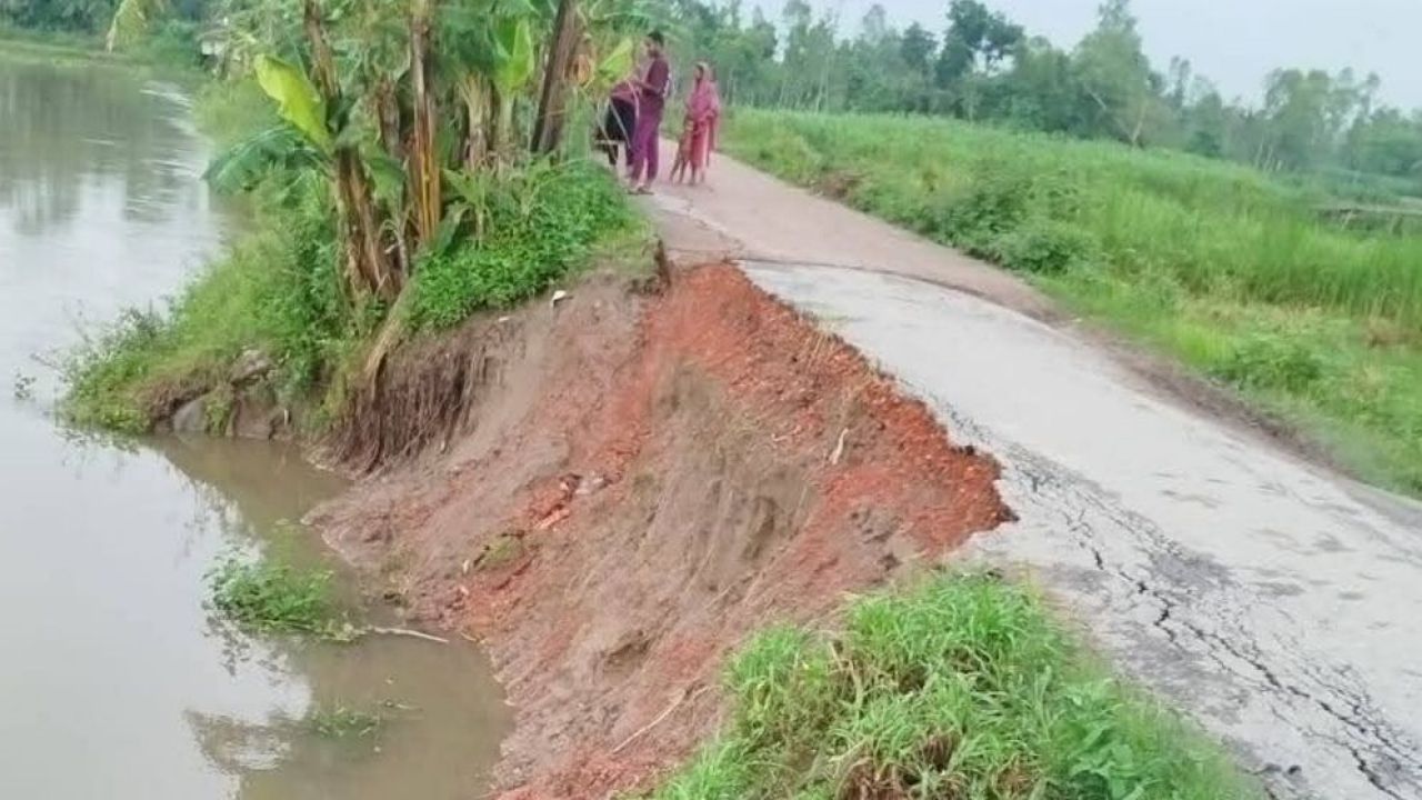 ঘাঘটের গ্রাসে সাদুল্লাপুরের সেতু: ধসে পড়ছে সংযোগ সড়ক