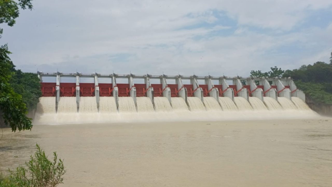কাপ্তাই হ্রদের পানি বাড়ায় খুলে দেওয়া হলো ১৬ জলকপাট