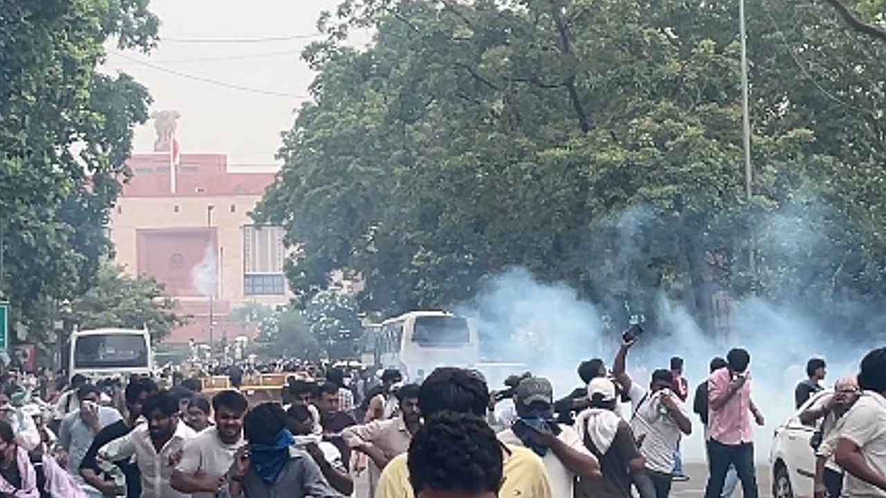 ‘চলো সংসদ’ ঘিরে রণক্ষেত্র দিল্লি
