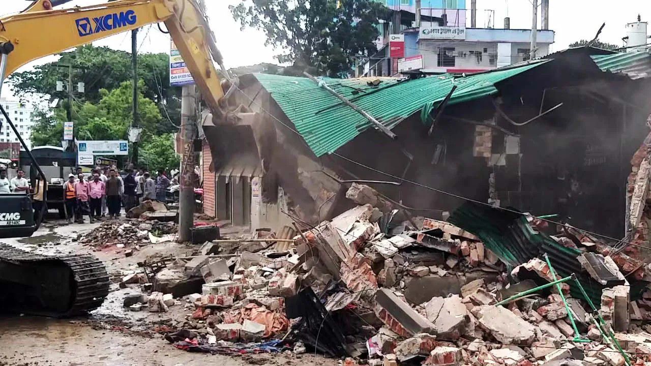 ফুটপাত দখল করে গড়া আ.লীগ কার্যালয় গুঁড়িয়ে দিল প্রশাসন