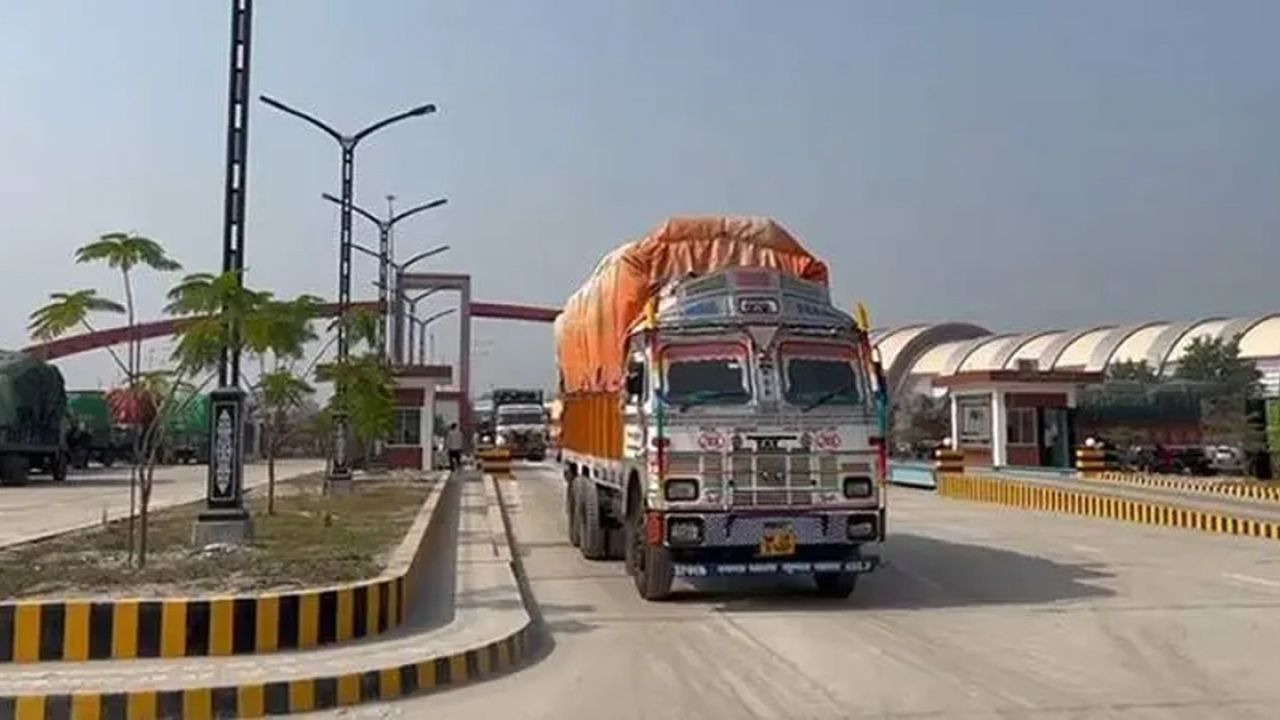 বেনাপোলে আমদানি বন্ধ, বিপাকে ব্যবসায়ীরা