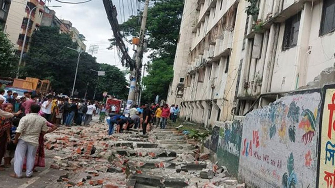 মিরপুর কলেজের দেয়াল ধসে টিসিবির লাইনে থাকা ২ জন নিহত, আহত ৮