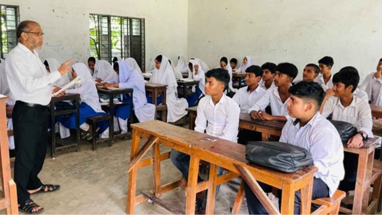 সিরাজদিখানে মাধ্যমিক শিক্ষাপ্রতিষ্ঠানে শিক্ষার্থীদের মোবাইল নিষিদ্ধ ঘোষণা