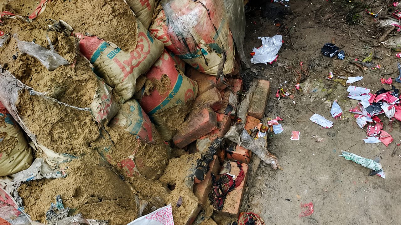 বরিশালে বোমা সদৃশ বস্তু বিস্ফোরণে নারী ও শিশুসহ ৩ জন আহত