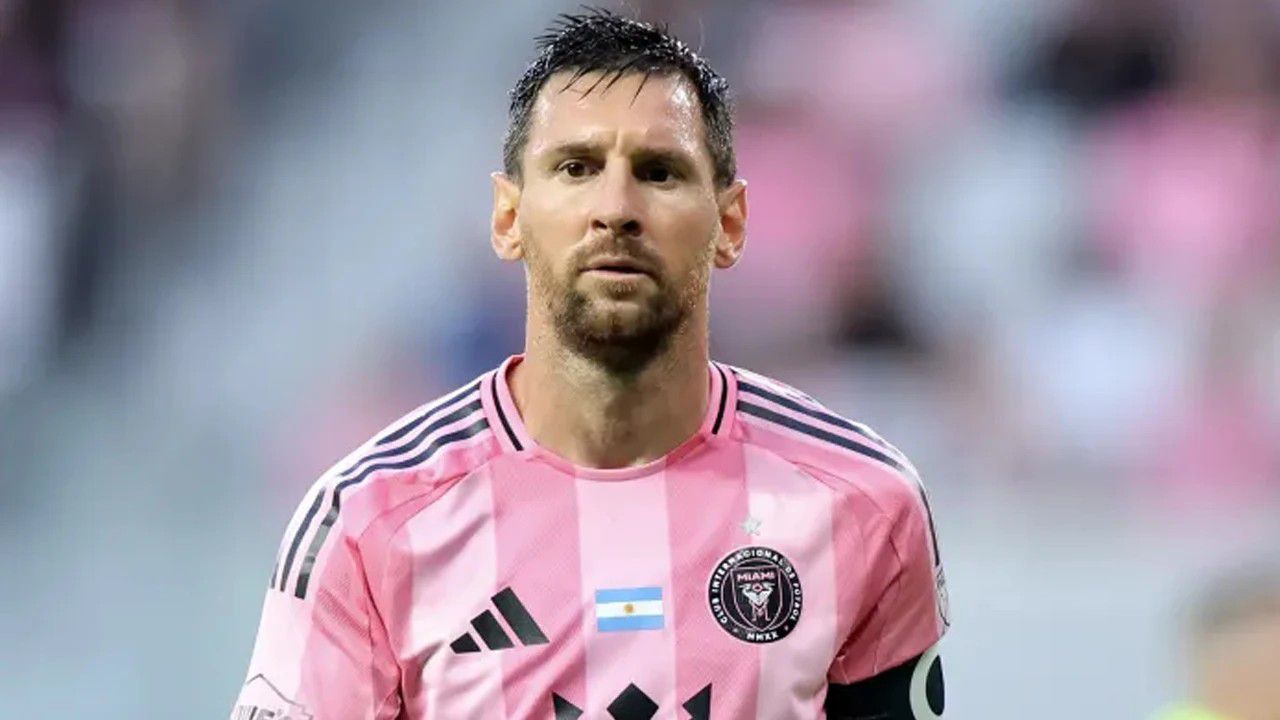বাবার মৃত্যুতে ফুটবল থেকে অনির্দিষ্টকালের বিরতিতে যেতে পারেন মেসি