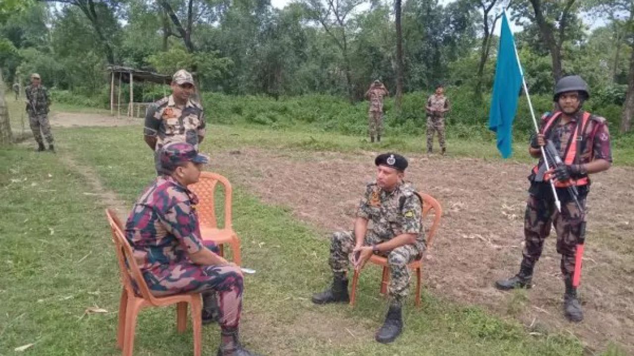 গ্রামবাসীর ধাওয়ায় অস্ত্র ফেলে পালাল বিএসএফ, ফেরত দিল বিজিবি